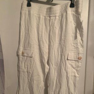 NWT SILVERWEAR WHITE ELASTIC CAPRI PANTS SZ M